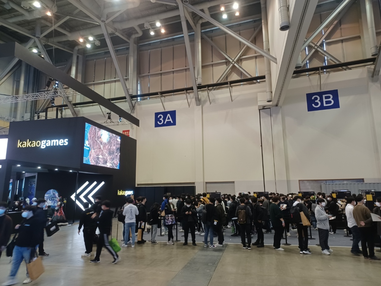 People wait in line at the waiting zone next to Kakao Games’ booth. (Lee Si-jin/The Korea Herald)