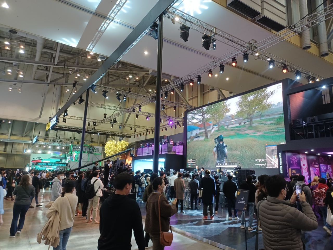 Visitors play games on a giant screen. (Lee Si-jin/The Korea Herald)