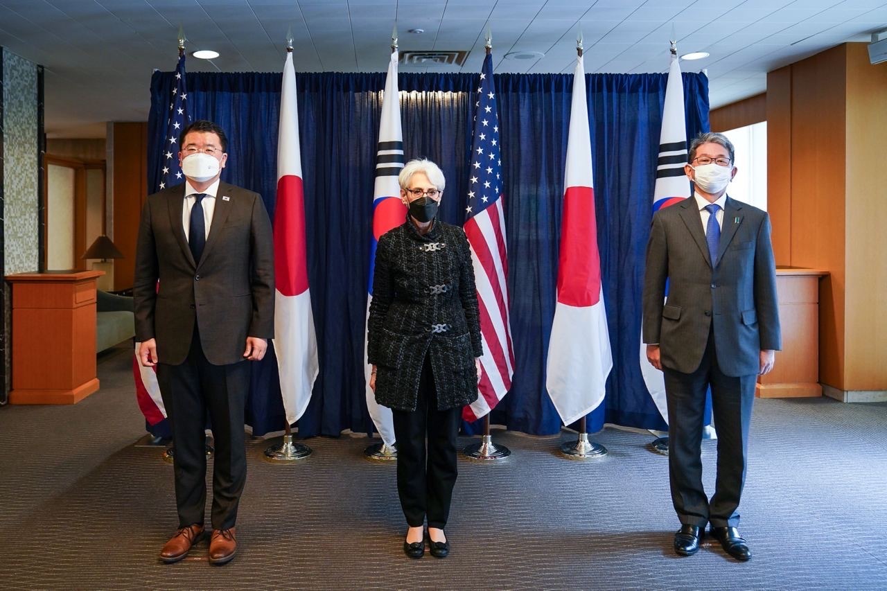 From left: South Korea's First Vice Foreign Minister Choi Jong-kun, US Deputy Secretary of State Wendy Sherman and Japanese Vice Foreign Minister Takeo Mori pose for a photo before their talks in Washington on Wednesday. (Ministry of Foreign Affairs)