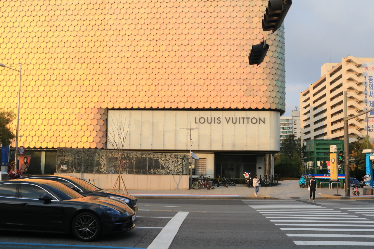 A street view of Galleria Department Store in Gangnam-gu, Seoul. (Son Ji-hyoung/The Korea Herald)