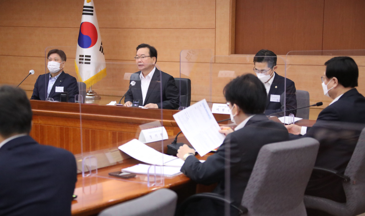 Prime Minister Kim Boo-kyum (C) speaks during a meeting with chiefs of major hospitals in the capital area to discuss hospital bed management in Seoul on Friday. (Yonhap)