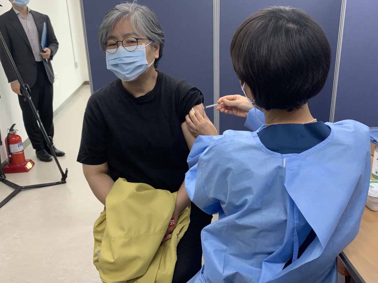 KDCA Commissioner Jeong Eun-kyeong receives a Moderna booster on Friday morning at a hospital in Cheongju, North Chungcheong Province, near the agency’s headquarters. (Kim Arin/The Korea Herald)