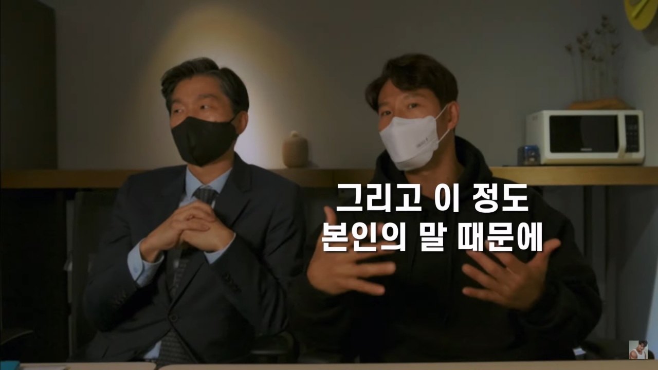 A screenshot from one of Kim Jong-kook’s YouTube videos shows Kim and his lawyer addressing rumors of steroid use. (Kim Jong-kook’s YouTube channel)