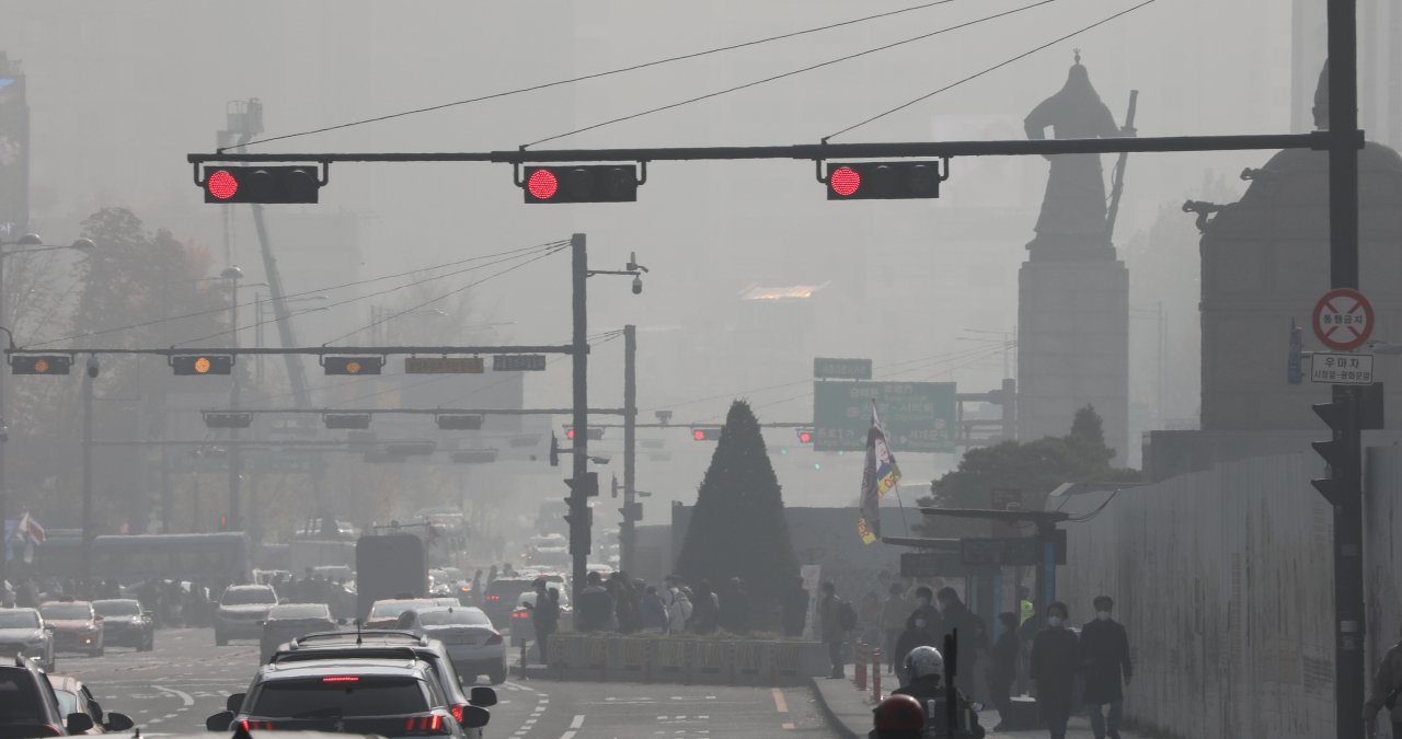 A road around Gwanghwamun Square in Seoul, is shrouded in fine dust on Saturday. (Yonhap)