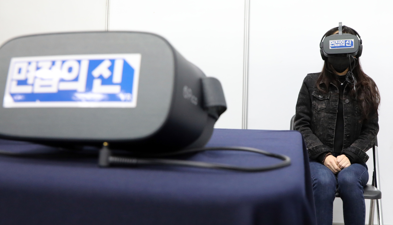 A participant in a job fair in Seoul experiences an experimental interview via virtual reality devices earlier this month. (Yonhap)