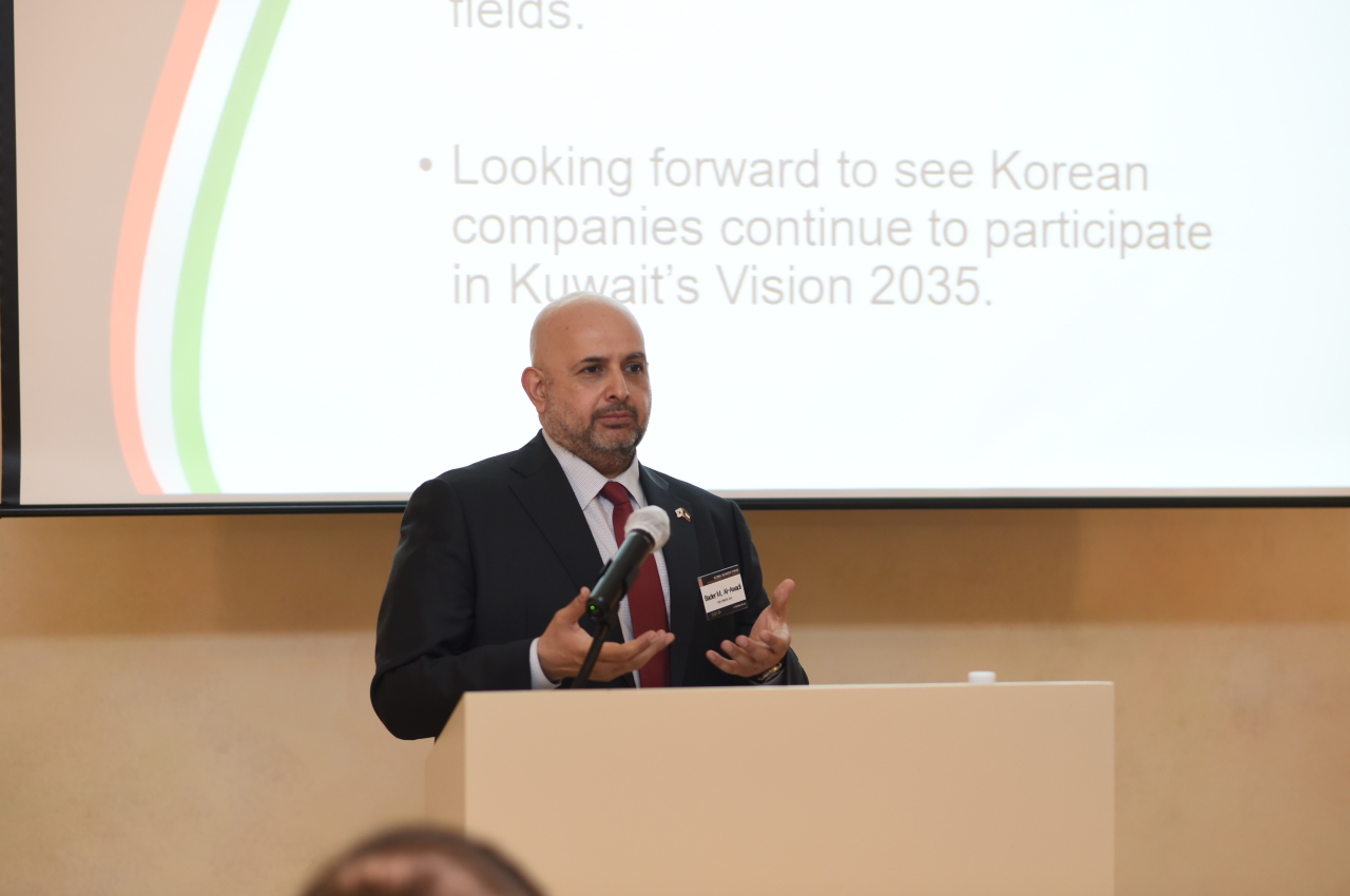سفير الكويت بدر محمد العوضي يشجع الشركات الكورية على المشاركة في مشاريع رؤية الكويت 2035.