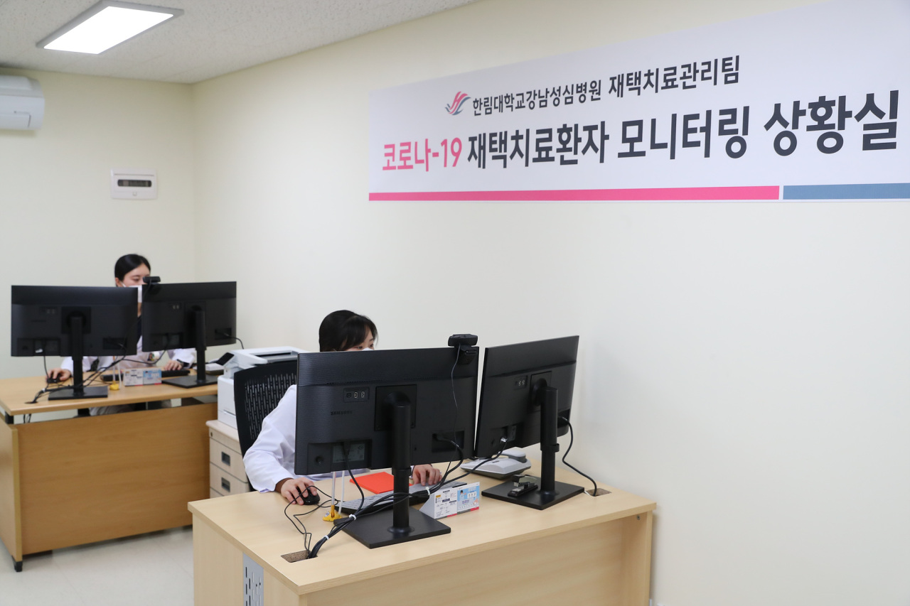 Health at Hallym University Medical Center give telephone consultations to Yeongdeungpo-gu patients in home isolation on Thursday. (Ministry of Health and Welfare)