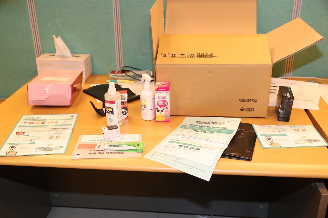 Items including a thermometer, pulse oximeter, cold medication and fever reducers are handed out to children with COVID-19 isolating at home. (Ministry of Health and Welfare)