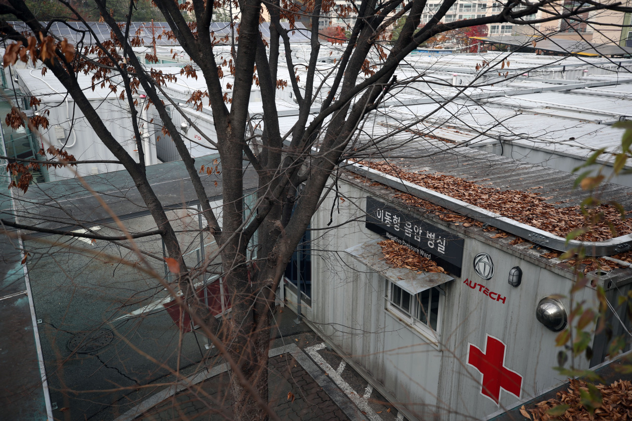 Portable negative pressure wards for housing COVID-19 patients are set up outside a public hospital in Seoul. (Yonhap)