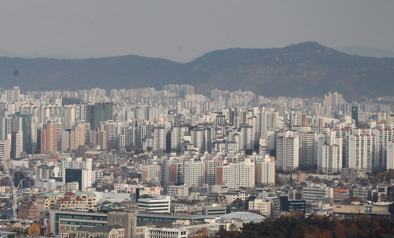 This file photo, last Monday, shows apartments in Seoul. (Yonhap)