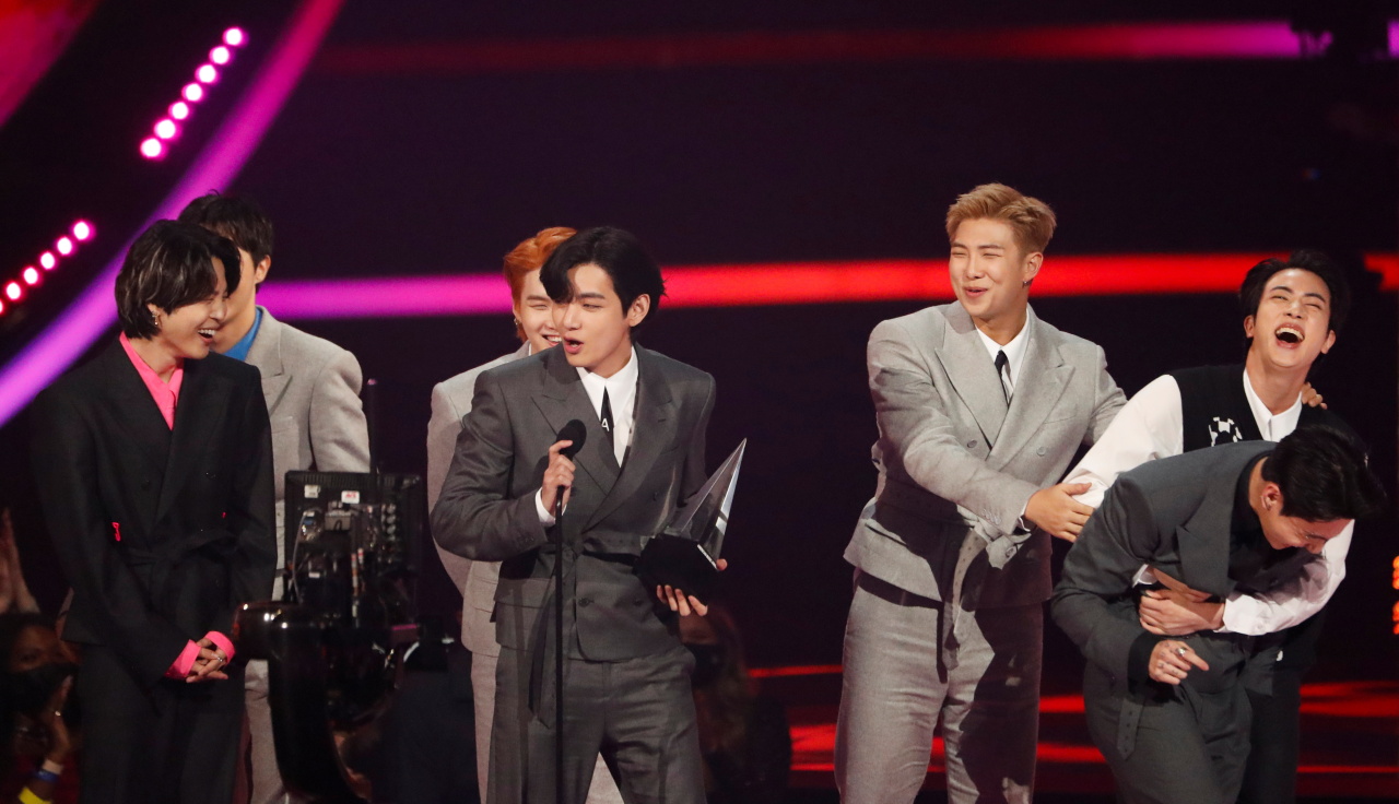 BTS receives the artist of the year award at the 49th Annual American Music Awards at the Microsoft Theater in Los Angeles on Monday. (Reuters-Yonhap)