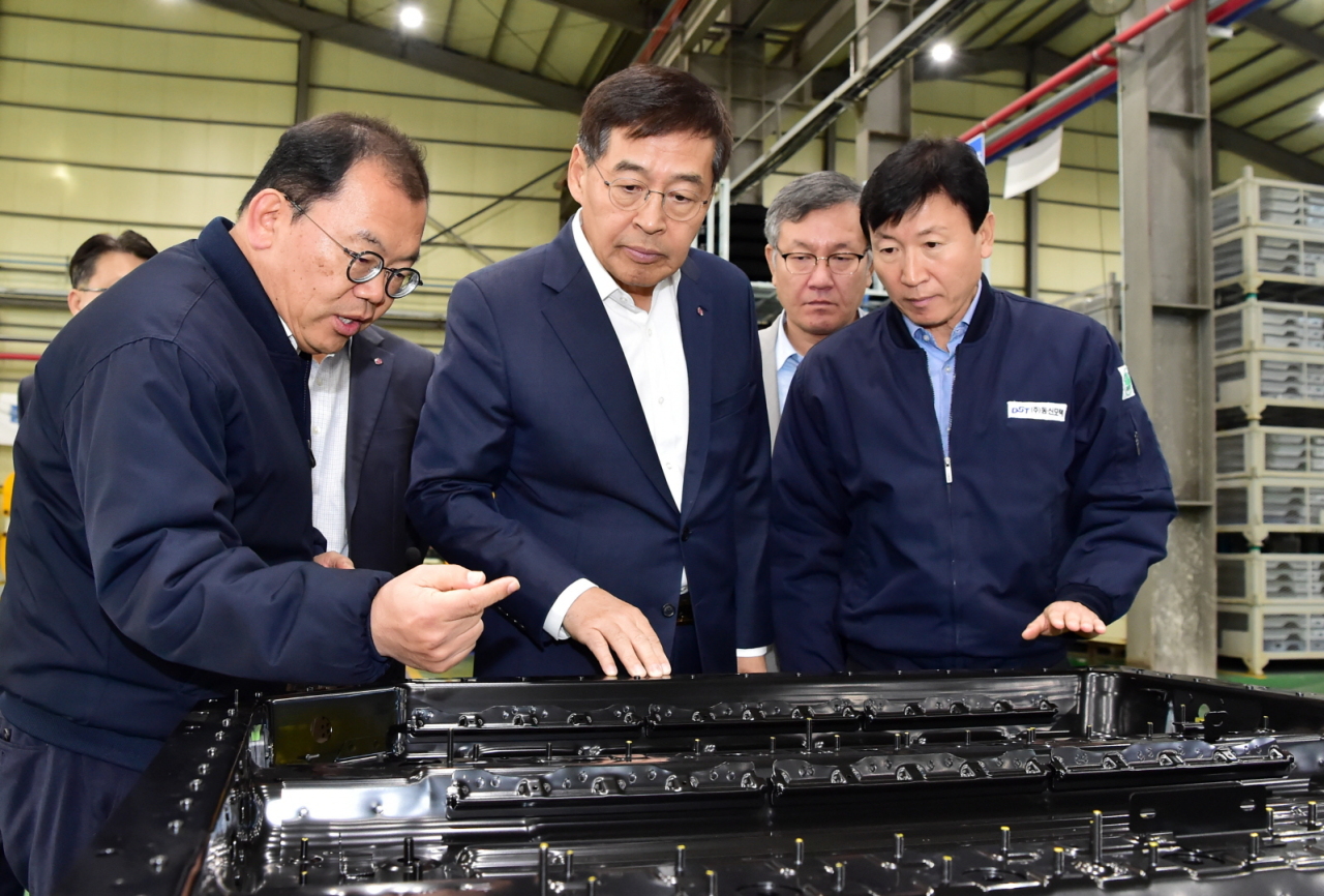 LG Chem Vice Chairman Shin Hak-cheol (center) visits the facility of Dongshin Motech, one of the company‘s major domestic parts and equipment partners. (LG Chem)