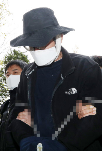 A suspect in the Incheon family stabbing is transferred to the Incheon District Court for his arrest warrant hearing on Nov. 17. Yonhap