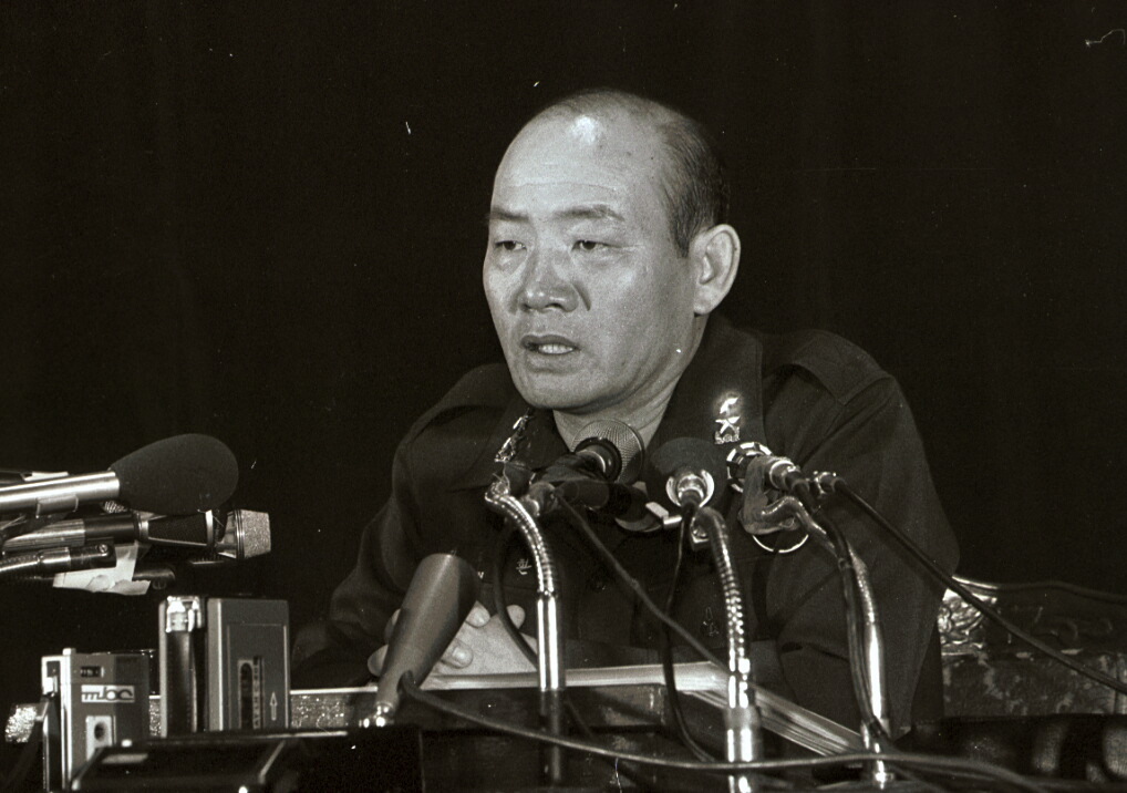 Chun Doo-hwan holds a press conference regarding the assassination of former President Park Chung-hee on Nov. 6, 1979. At the time Chun was heading the investigation into Park’s death. (Yonhap)