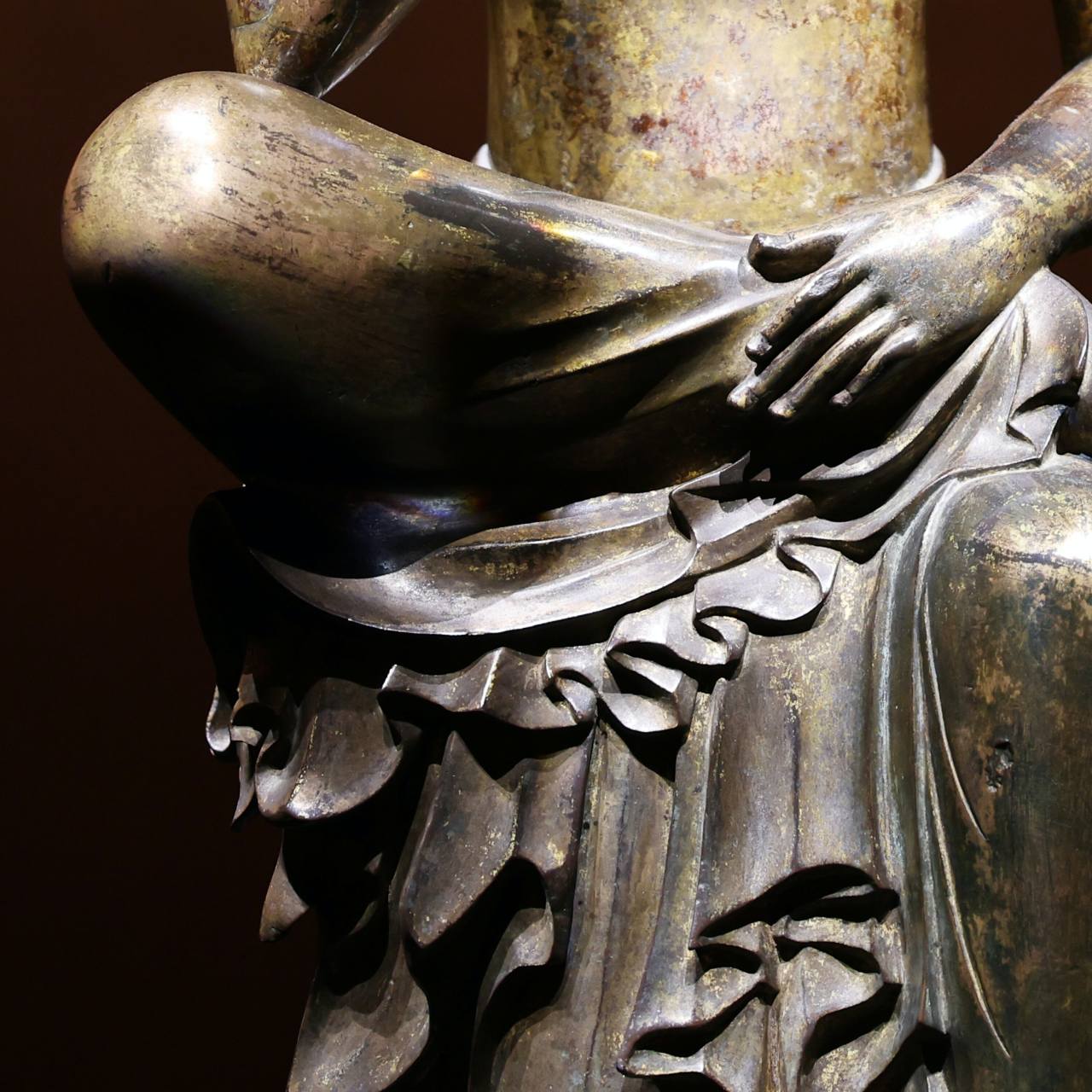 자세한 내용은 서울의 국립중앙박물관에 전시된 금동미륵미륵 보살의 왼손과 드레이프 스커트를 보여줍니다.