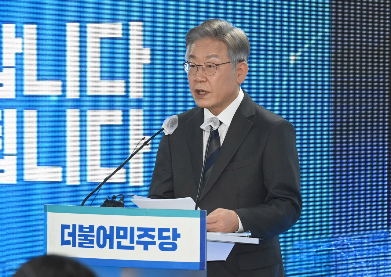Lee Jae-myung, the presidential candidate for the ruling Democratic Party of Korea, announces his presidential pledges at the party’s headquarters in Yeouido, Seoul. (Yonhap)