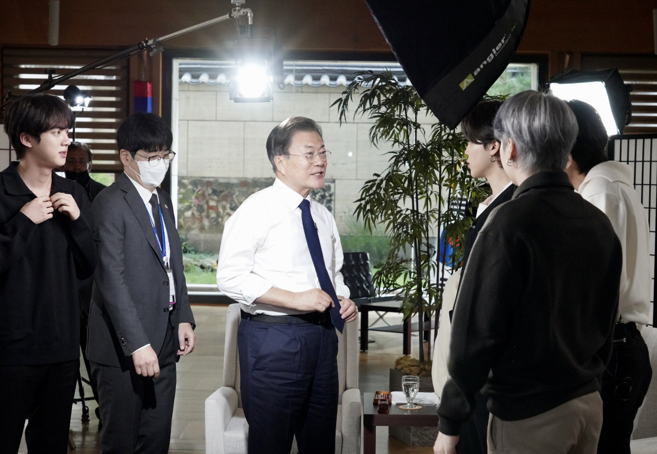 South Korean President Moon Jae-in and members of K-pop boy band BTS are interviewed by American television network ABC at the United Nations in New York on Sept. 21. (Yonhap)