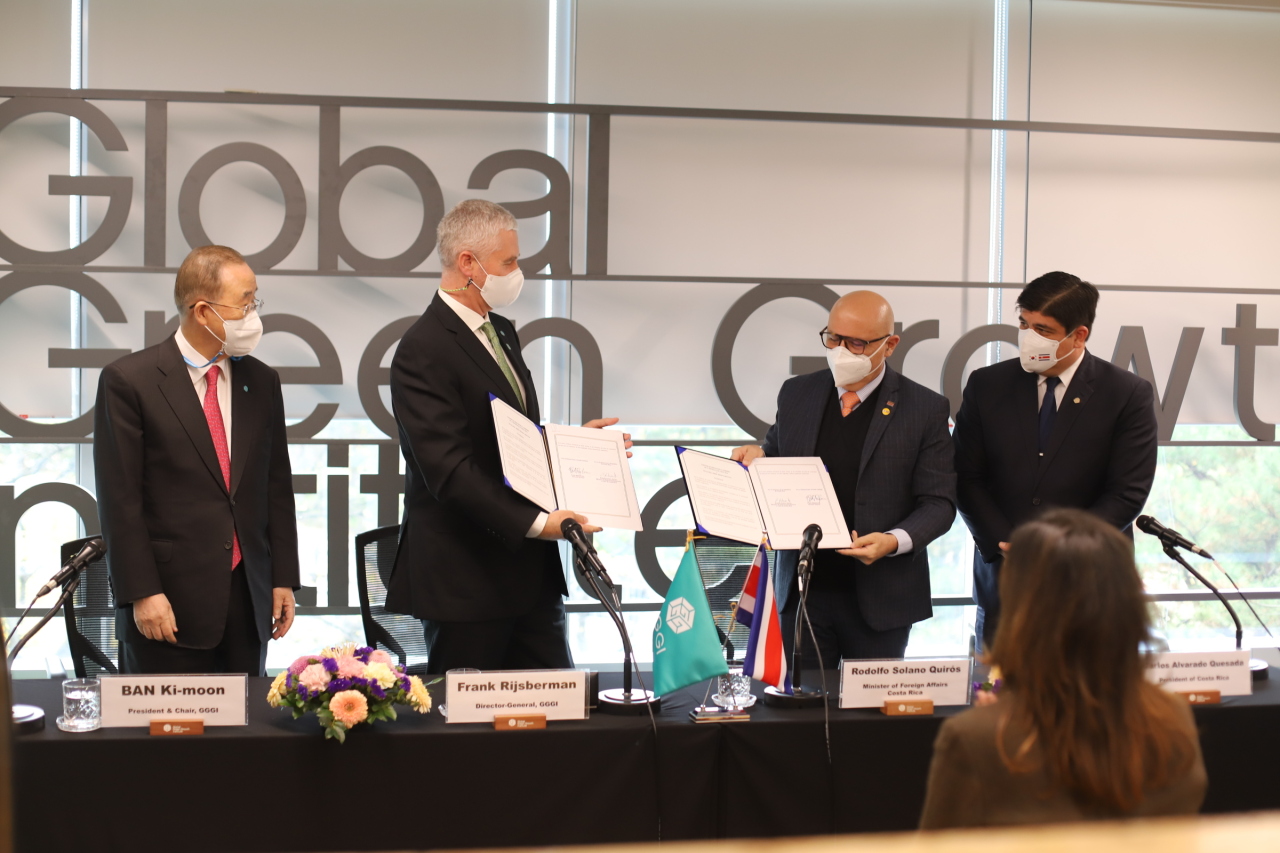 From left: Global Green Growth Institute President Chair Ban Ki-moon, GGGI Director-General Frank Rijsberman, Costa Rican Foreign Minister Rodolfo Solano Quiros and Costa Rican President Carlos Alvarado Quesada sign a host country agreement with the GGGI in Seoul on Monday.(Sanjay Kumar/The Korea Herald)