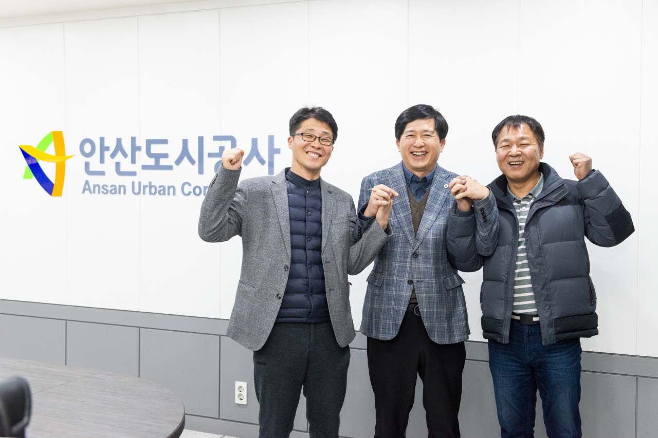 Ansan Urban Corp. officials pose for a photograph at the company‘s office in Ansan, Gyeonggi Province. (Yonhap)