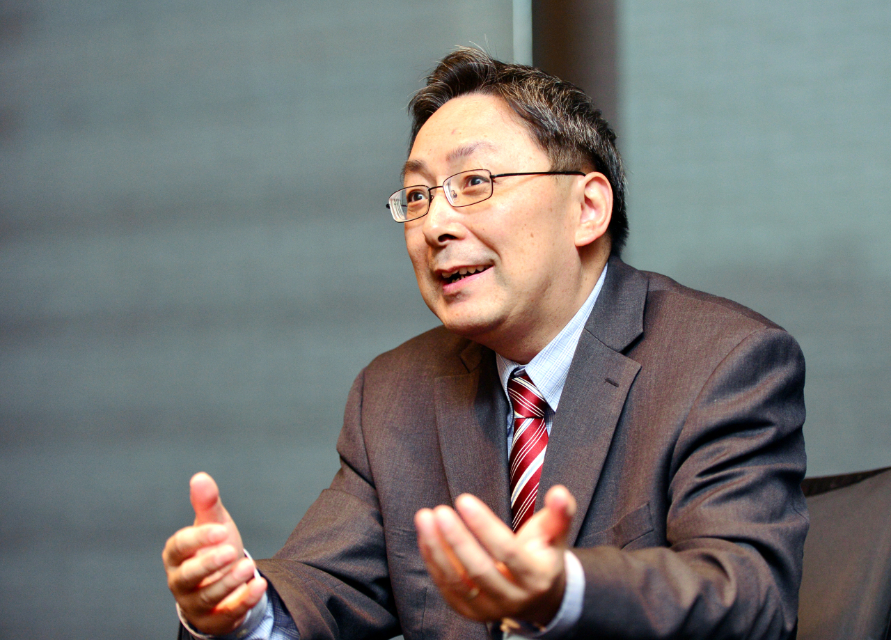 Yanzhong Huang, a senior fellow for global health at the New York-based Council on Foreign Relations, speaks during an interview with The Korea Herald at a hotel in Seoul last week. (Park Hyun-koo/The Korea Herald)