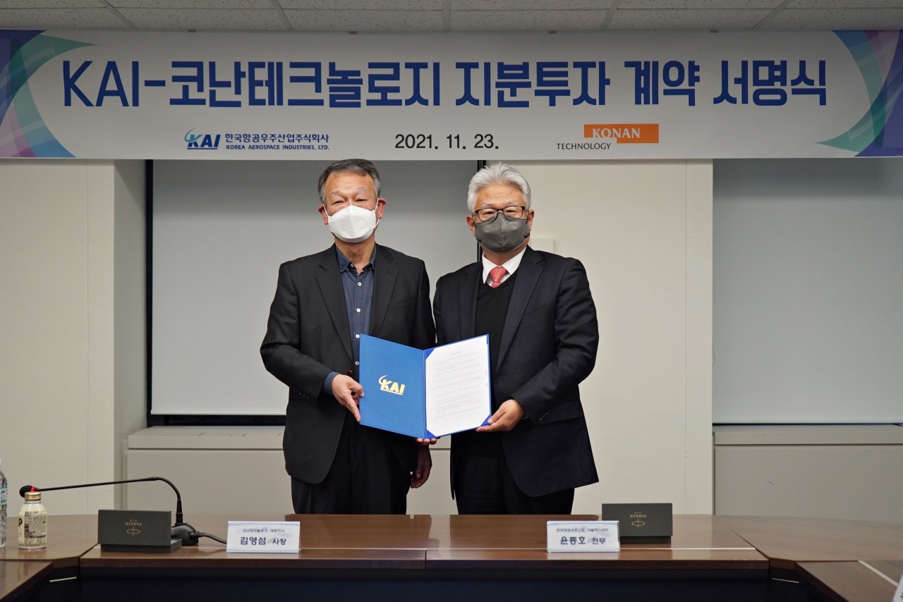 Executives of KAI and Konan Technology sign agreement for acquiring shares in the technology firm. (Yonhap)