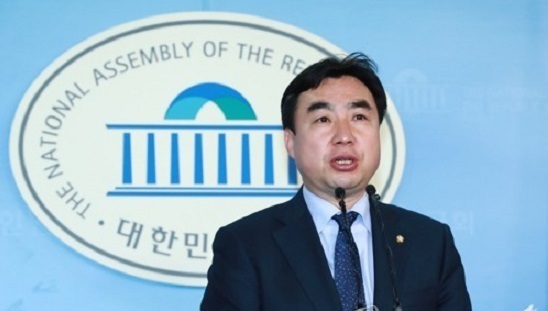 The ruling Democratic Party's spokesman Youn Kwan-suk (Yonhap)