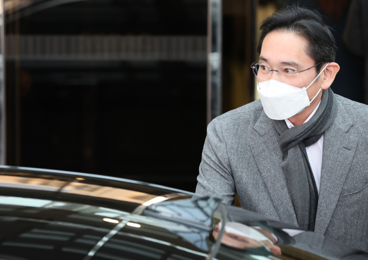 Samsung Electronics Vice Chairman Lee Jae-yong departing from a Seoul airport Wednesday afternoon. (Yonhap)