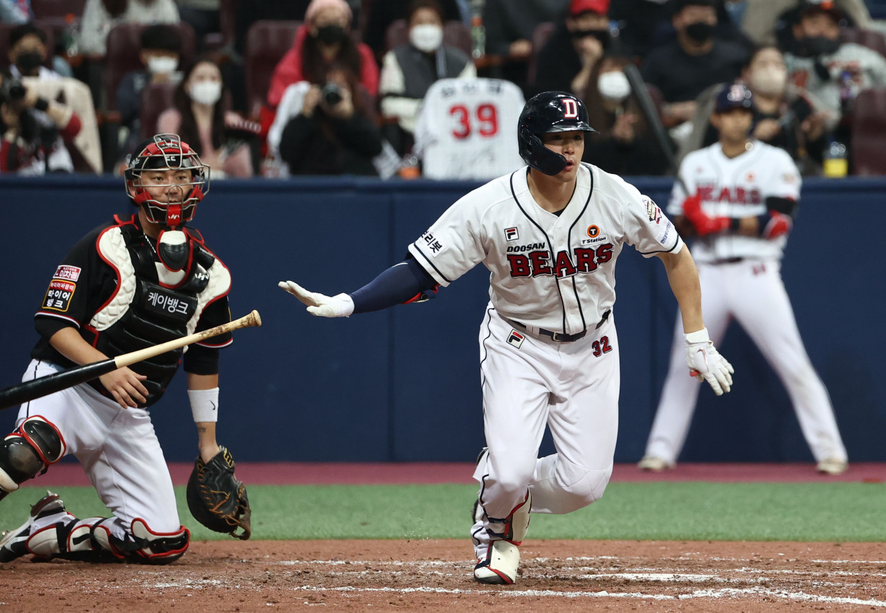 In this file photo from Nov. 18, 2021, Kim Jae-hwan of the Doosan Bears (R) hits an RBI single against the KT Wiz in the bottom of the fourth inning in Game 4 of the Korean Series at Gocheok Sky Dome in Seoul. (Yonhap)