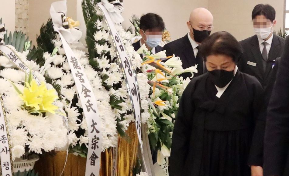 Lee Soon-ja, the widow of former President Chun Doo-hwan, and her family members mourn at Chun`s memorial altar at Yonsei University Severance Hospital on Nov. 25, 2021. (Pool photo) (Yonhap)