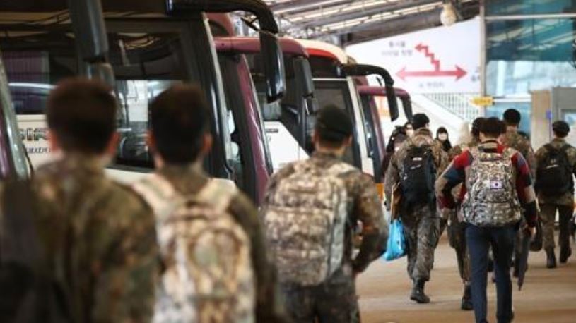 In this file photo, soldiers walk at a bus terminal in eastern Seoul on Feb. 15, 2021. (Yonhap)