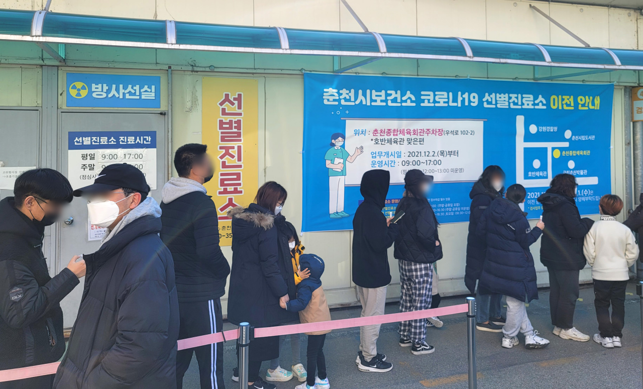 People wait in line to get COVID-19 tests at a virus testing site in Chuncheon, Gangwon Province, last Saturday. (Yonhap)