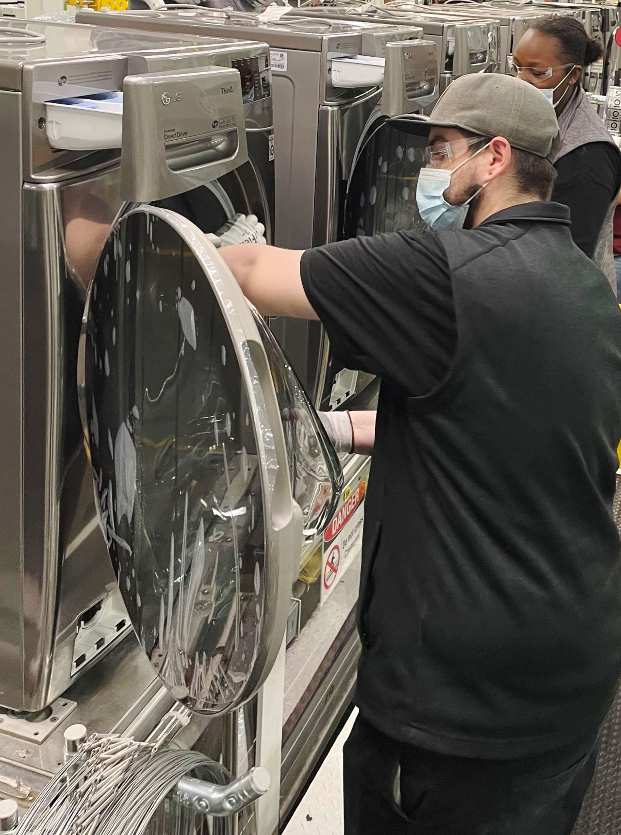 An LG Electronics worker is busy manufacturing washing machines ahead of a year-end spending spree at the firm’s factory in Clarksville, Tennessee, Friday. The company’s lines of key products such as washing machines and refrigerators are running full throttle 24/7 to meet soaring year-end demand in the market.
