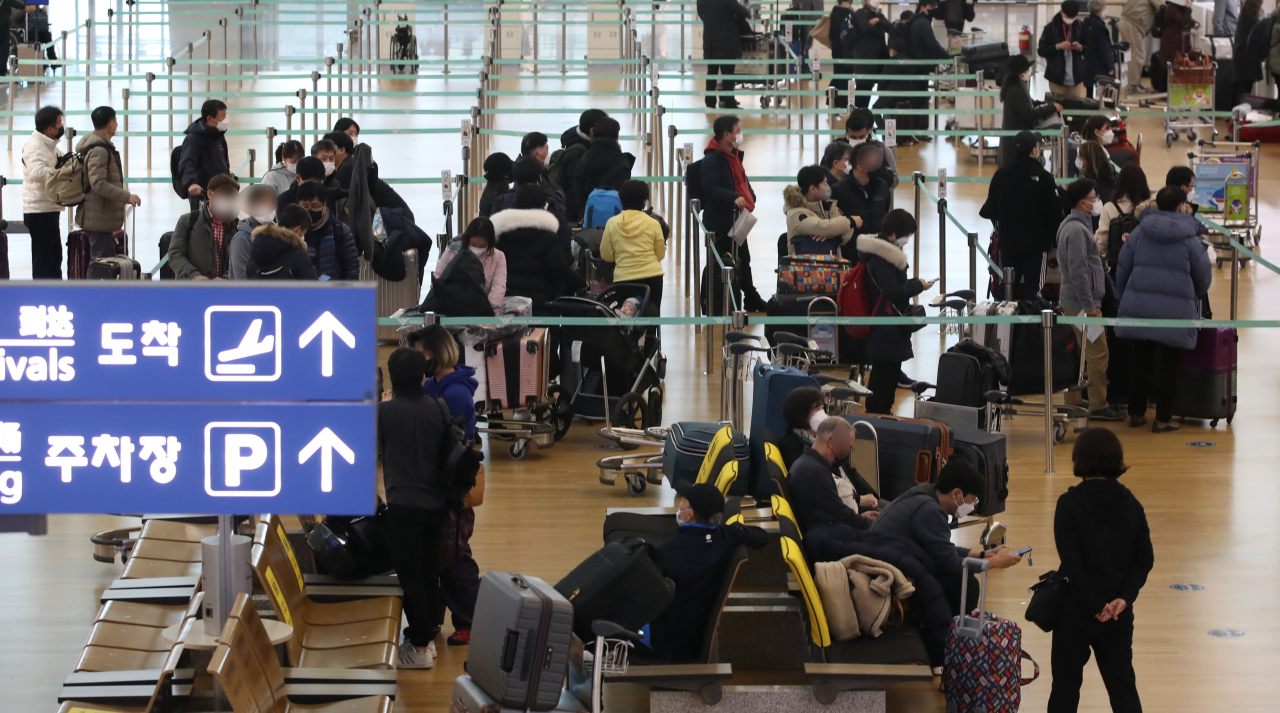 This photo taken Nov. 23 shows passengers at the check-in counter at Incheon International Airport. (Yonhap)