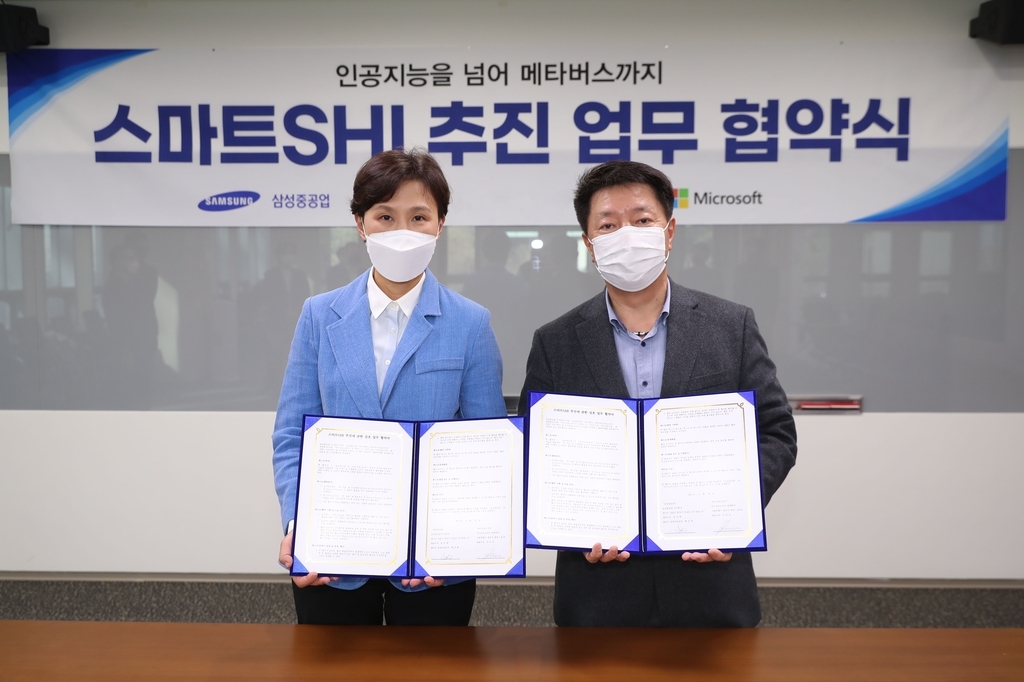Officials from Samsung Heavy Industries Co. and Microsoft Korea hold business agreements after signing a bilateral business cooperation deal, in this photo provided by Samsung Heavy Industries on Monday. (Samsung Heavy Industries)