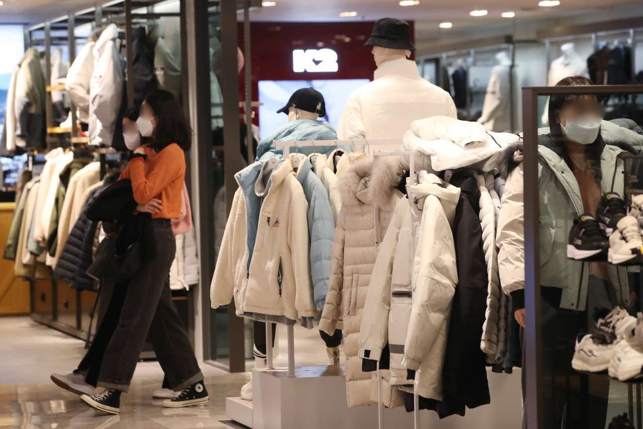 People look around winter clothes at a department store in Seoul on Nov. 22, 2021, as the mercury is forecast to hit below zero in the coming days. (Yonhap)