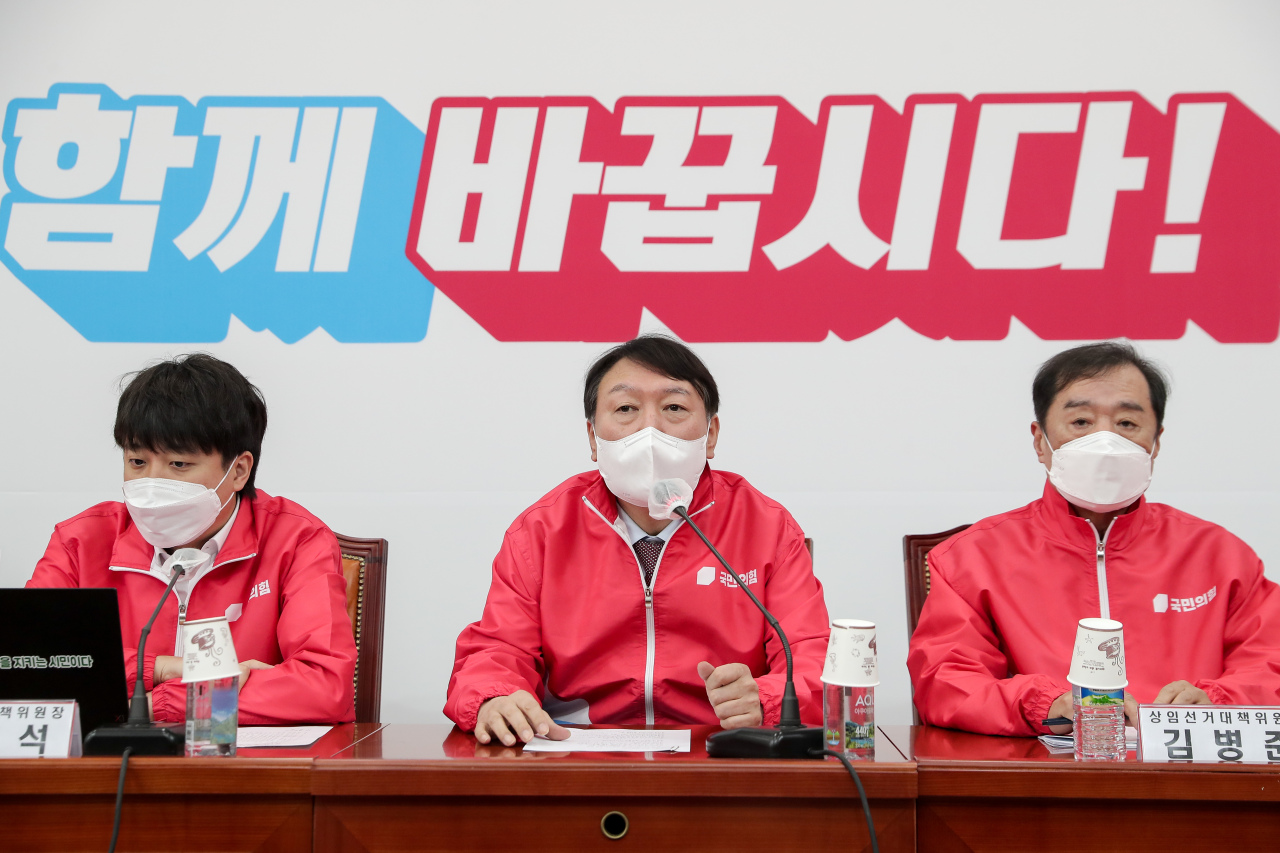 Yoon Seok-youl (center), the presidential nominee of the main opposition People Power Party speaks at the first regular meeting of the party’s election committee in Seoul on Monday. (PPP)