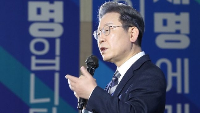 Lee Jae-myung, the presidential candidate of the ruling Democratic Party speaks at the his nationwide election committee in Gwangju on Monday. (Yonhap)