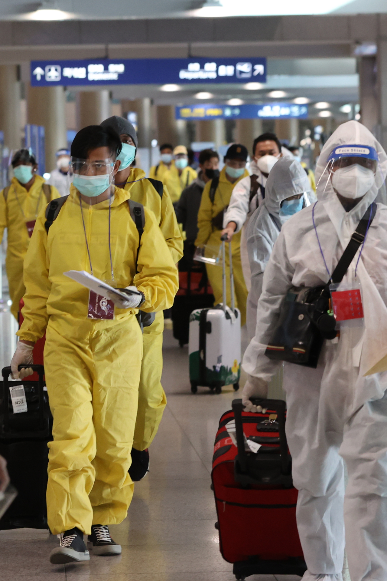 Passengers wearing protective gear arrive at Incheon airport, west of Seoul, amid the coronavirus pandemic on Monday, as health authorities have imposed an entry ban on foreign arrivals from eight African countries, including South Africa, to block the inflow of the new COVID-19 variant omicron. (Yonhap)
