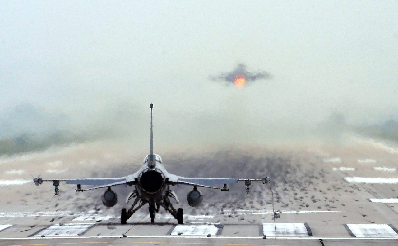 Fighter jet F-16 Falcon lifts off tarmac at Osan Air Base (Yonhap)