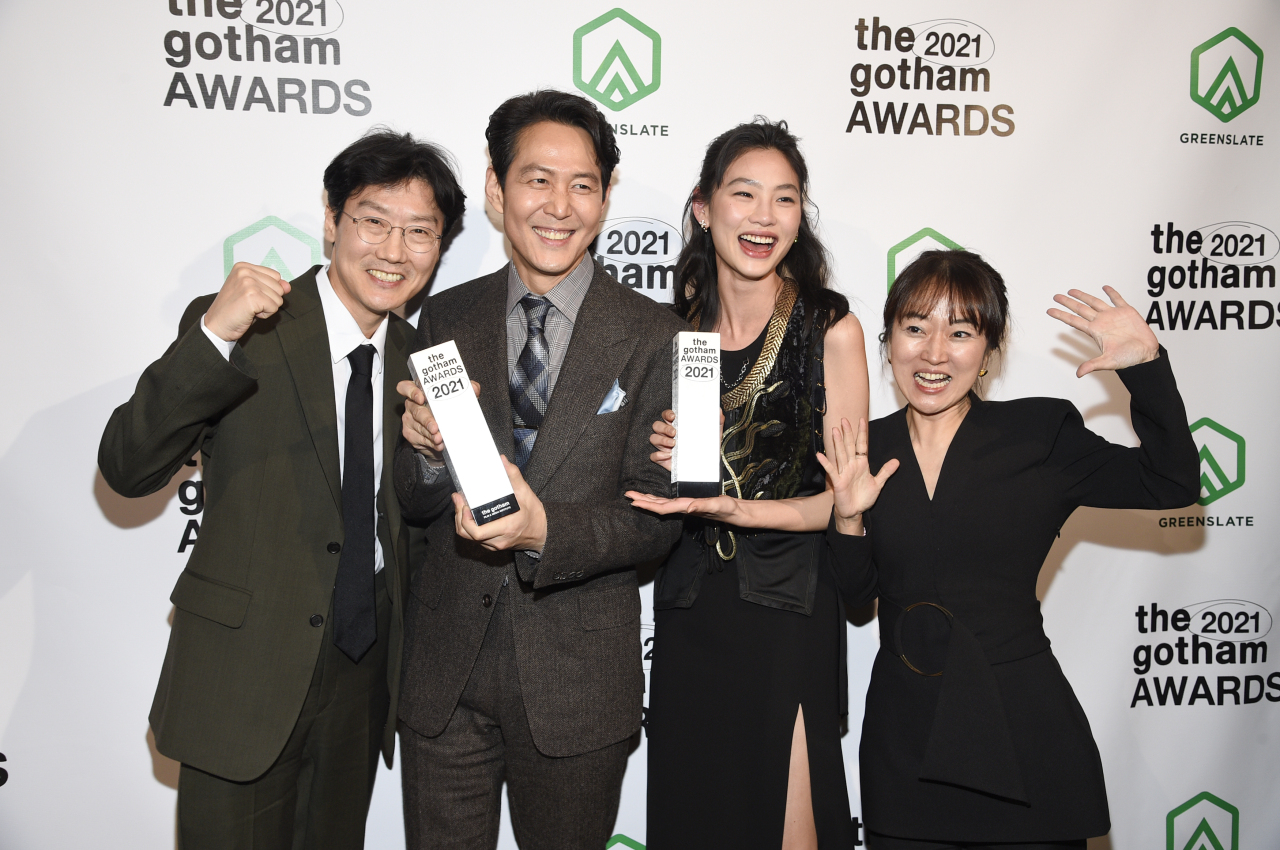 From Right: “Squid Game” director Hwang Dong-hyuk, actors Lee Jung-jae, Jung Ho-yeon and Siren Pictures CEO Kim Ji-yeon pose after receiving an award at the 2021 Gotham Awards in New York City on Tuesday. AP-Yonhap