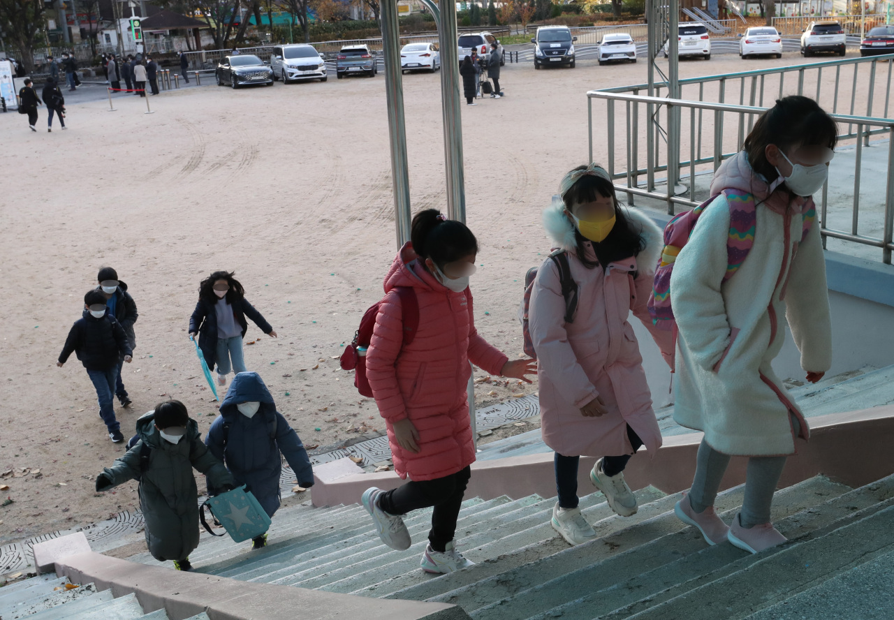 Students show up for class at Geumyang Elementary School in Yongsan-gu, central Seoul on Nov. 22 (Joint Press Corps)