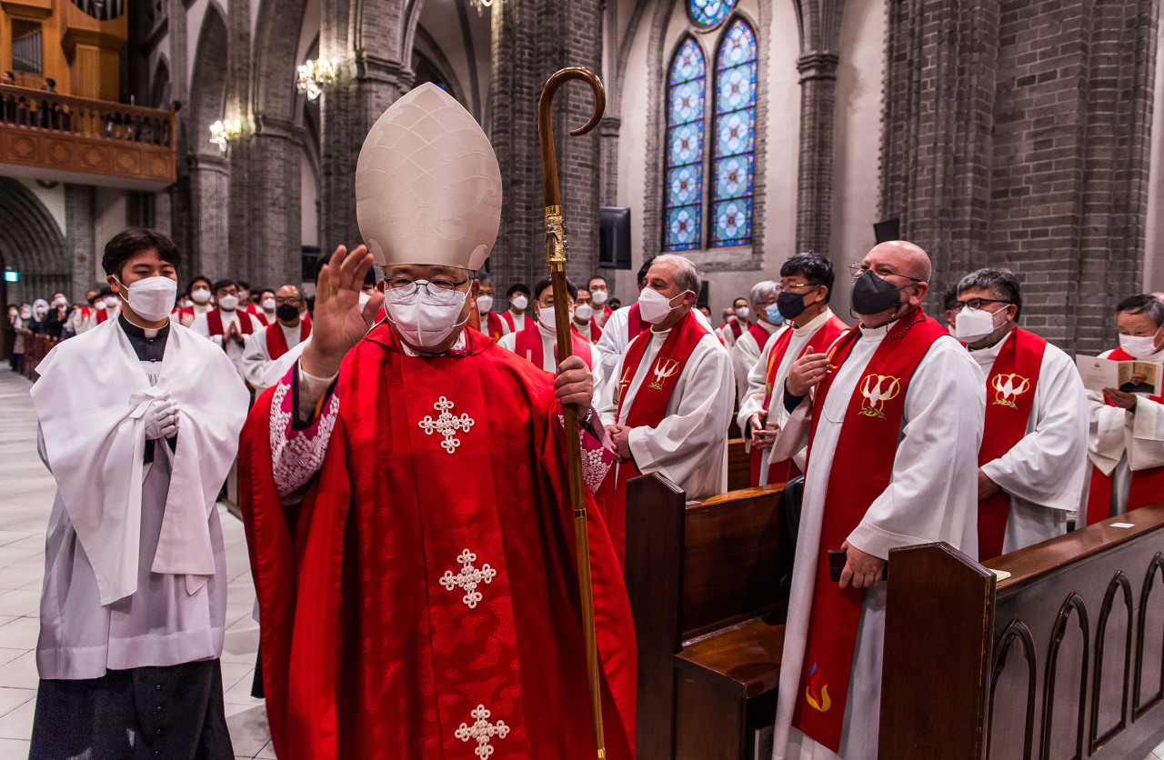 Cardinal Andrew Yeom Soo-jung walks to the alter at a Mass to mark his retirement on Tuesday. (The Korea Press Photographer Association)
