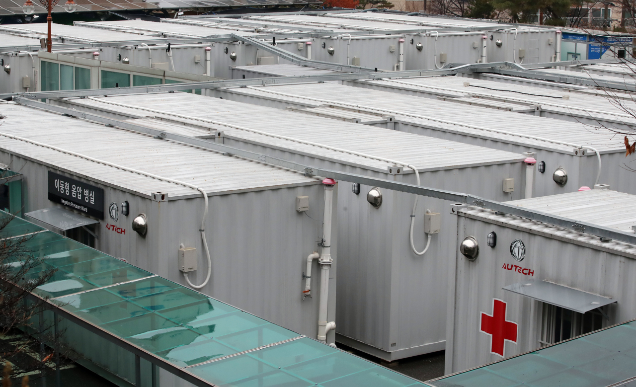 Portable COVID-19 wards are set up outside a public hospital in near Seoul. (Yonhap)