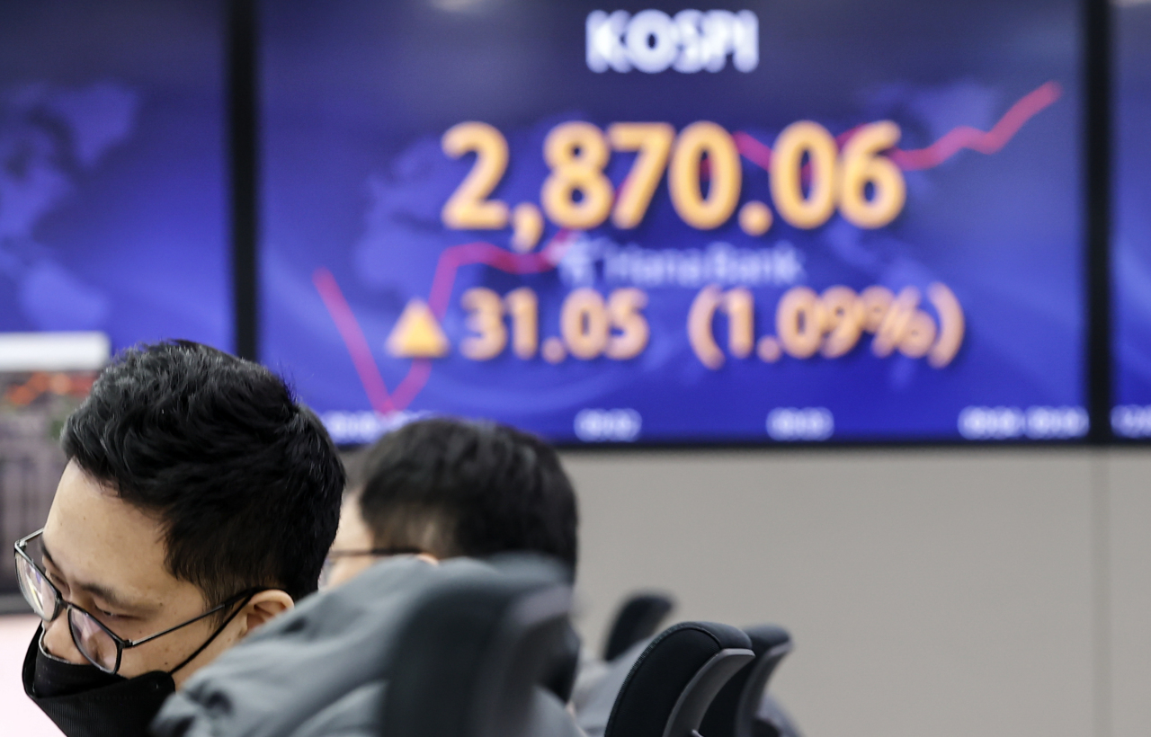 The benchmark Korea Composite Stock Price Index (Kospi) figures are displayed at a dealing room of a local bank in Seoul, Wenesday. (Yonhap)