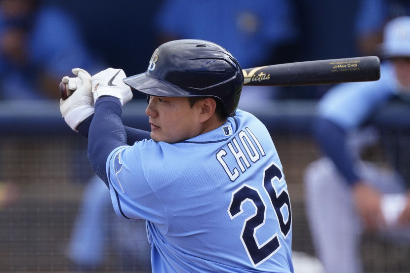 In this Associated Press file photo from March 9, 2021, Choi Ji-man of the Tampa Bay Rays hits an RBI single against the Boston Red Sox in the bottom of the fourth inning of a major league spring training game at Charlotte Sports Park in Port Charlotte, Florida. (Yonhap)
