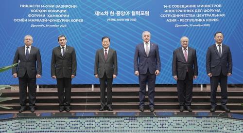 South Korean Foreign Minister Chung Eui-yong (3rd from L) attends the 14th Korea-Central Asia Forum in the Tajik capital of Dushanbe on Tuesday, in this photo provided by the foreign ministry. (Foreign ministry)