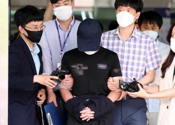 This July 14, 2021, file photo shows a 29-year-old man, surnamed Yang, coming out of Dunsan Police Station in Daejeon, about 165 kilometers south of Seoul, after being investigated on charges of raping and killing a 20-month-old baby girl. (Yonhap)