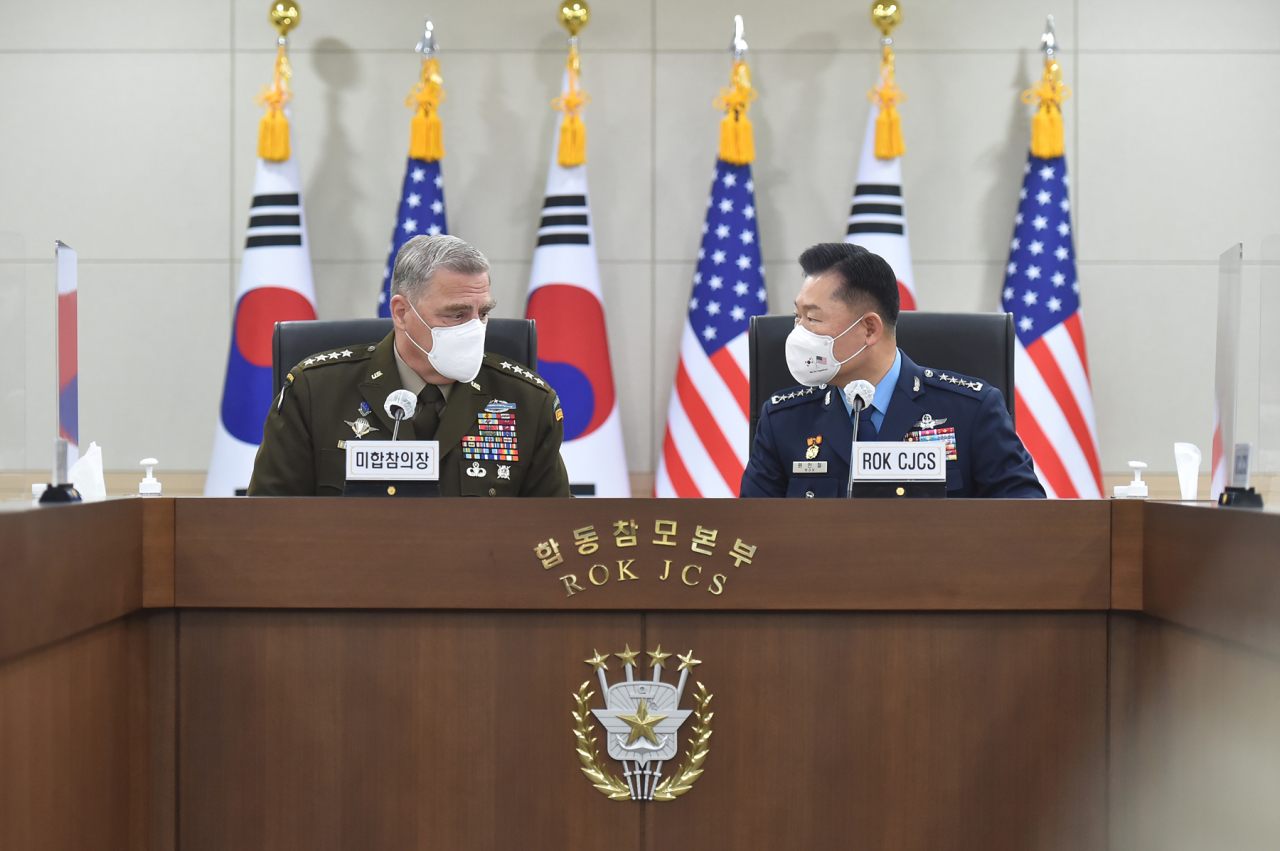 South Korea`s Joint Chiefs of Staff Chairman Gen. Won In-choul (R) and his U.S. counterpart, Gen. Mark A. Milley (L) attend the 46th Military Committee Meeting held in Seoul on Dec. 1. (South Korea’s Joint Chiefs of Staff)