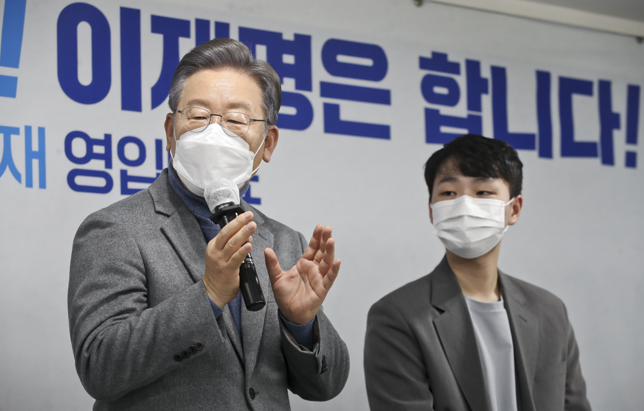 Lee Jae-myung (L), the presidential candidate of the ruling Democratic Party, speaks at an event for his camp's recruitment of young science talents in Seoul on Wednesday. (Yonhap)