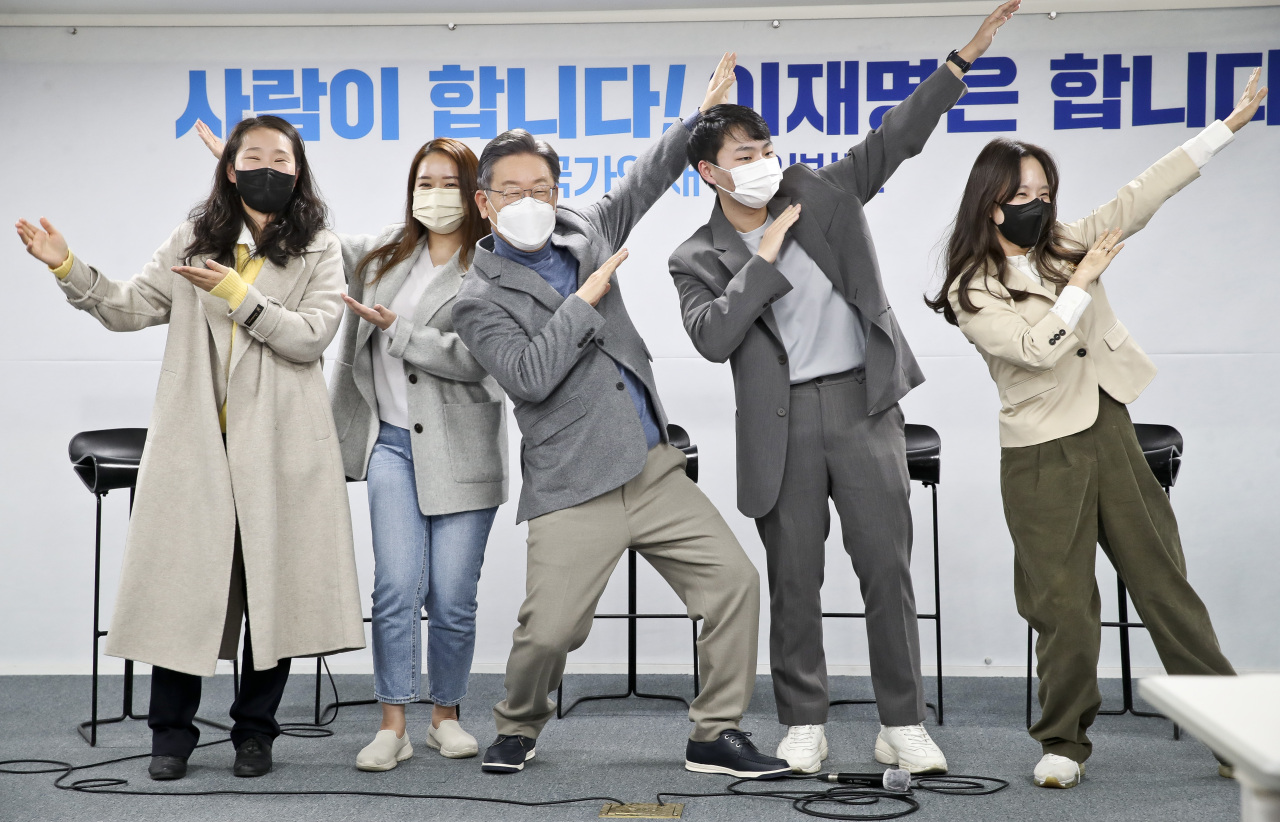 Lee Jae-myung, presidential nominee of the ruling Democratic Party (third from left), poses with four “youth” campaigners during the announcement of their addition to his election committee, at the party headquarters in Yeouido, western Seoul, on Wednesday. (Yonhap)